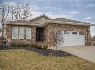 8 Shores Dr, Poland, OH