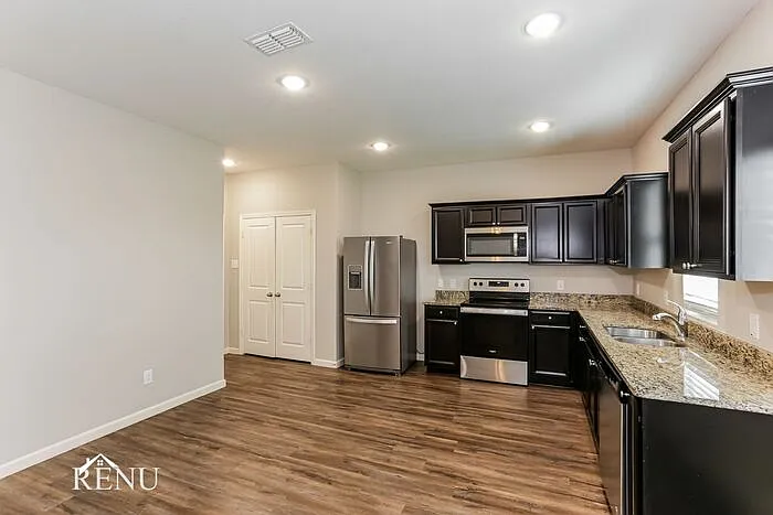 3 bed, 2.5 bath, 1605 sqft, $1,940 — Photo 3