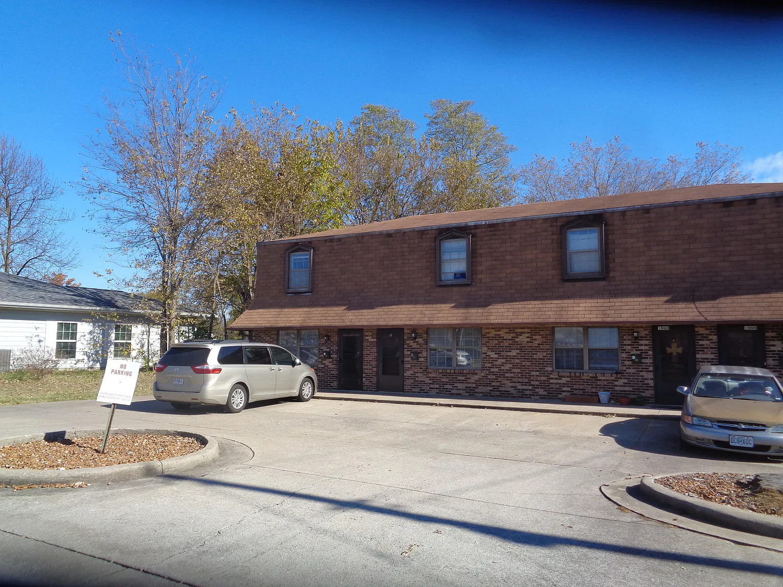 2 bed, 1.0 bath, 896 sqft, $595 — Photo 1