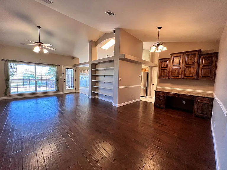 701 Oak Valley Dr — Photo 2