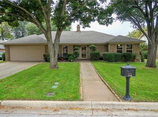 2249 Farrington Ln, Hurst, TX 76054