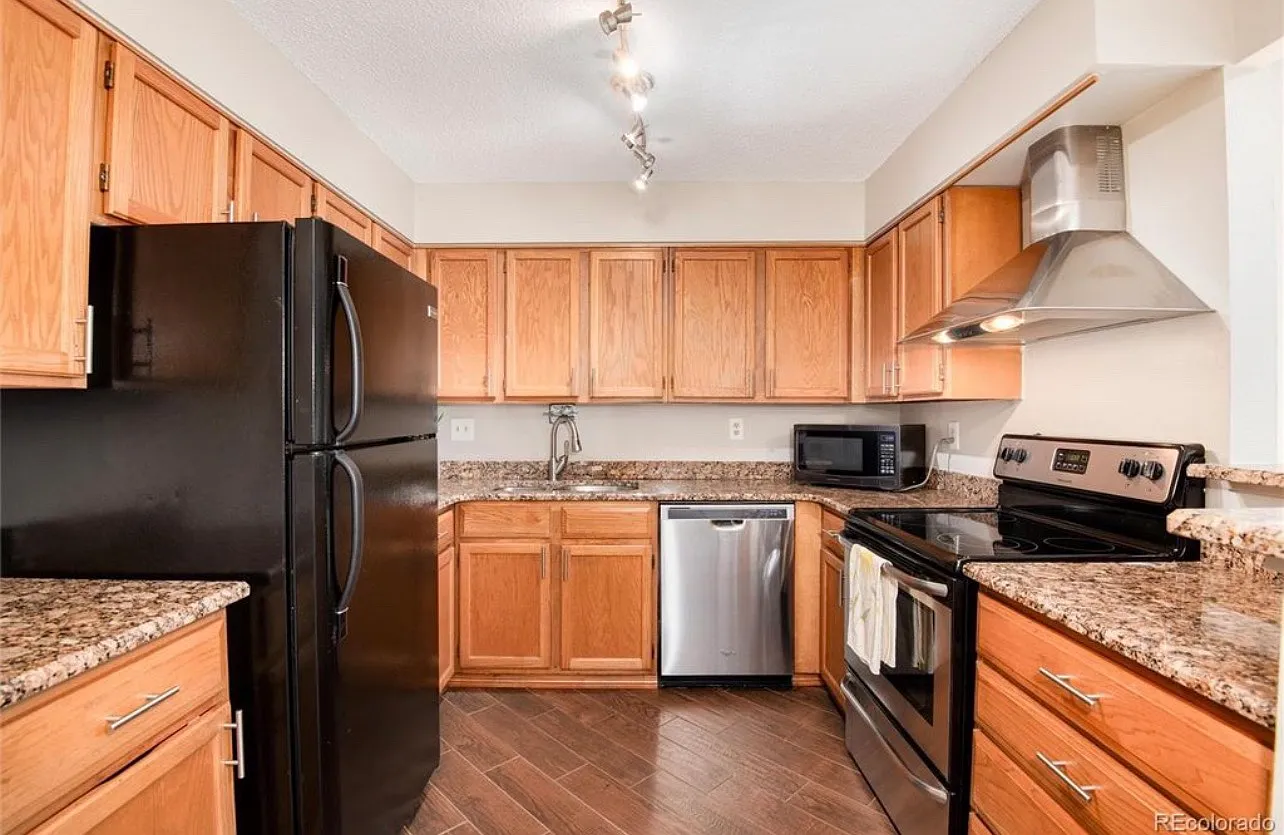 2 bed, 1174 sqft, $2,300 — Photo 2