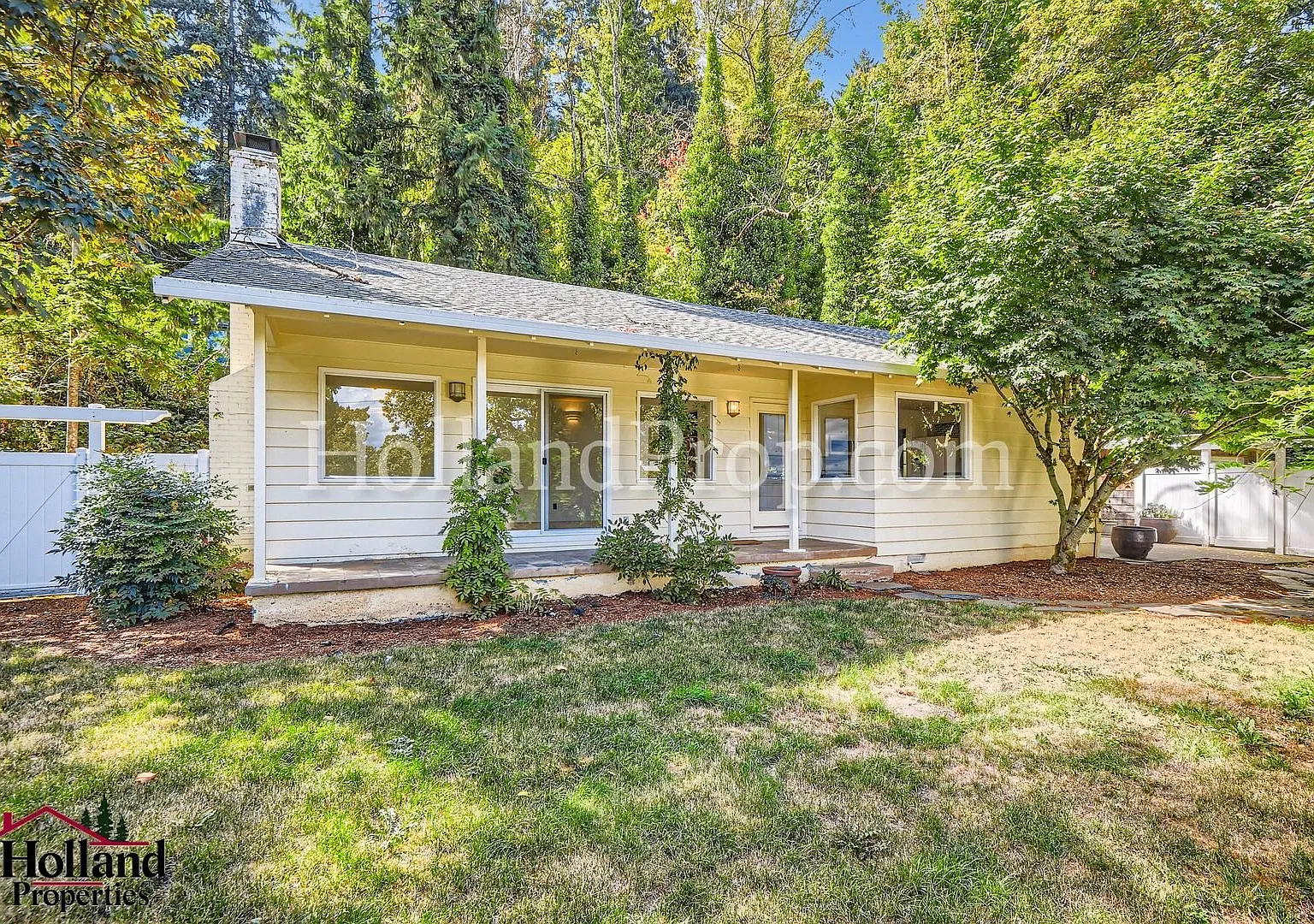 Sunlit West Linn Haven Near Willamette Drive! — Photo 1
