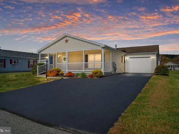 7 Mockingbird Ct, Bechtelsville, PA 19505