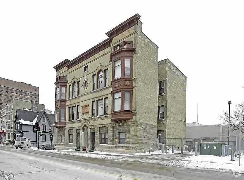 Building Photo - TrenKamp Flats