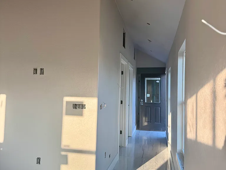 2420 Muzzy St — Photo 22