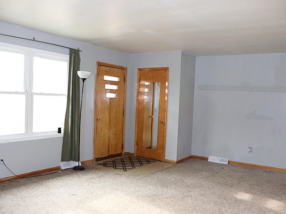 4th image of 302 W Broadway St