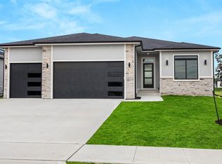 17211 Northview Dr, Urbandale, IA 50323