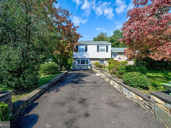 3rd image of 694 Glen Rd