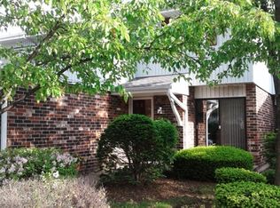 1627 Castbourne Ct, Wheaton, IL 60189