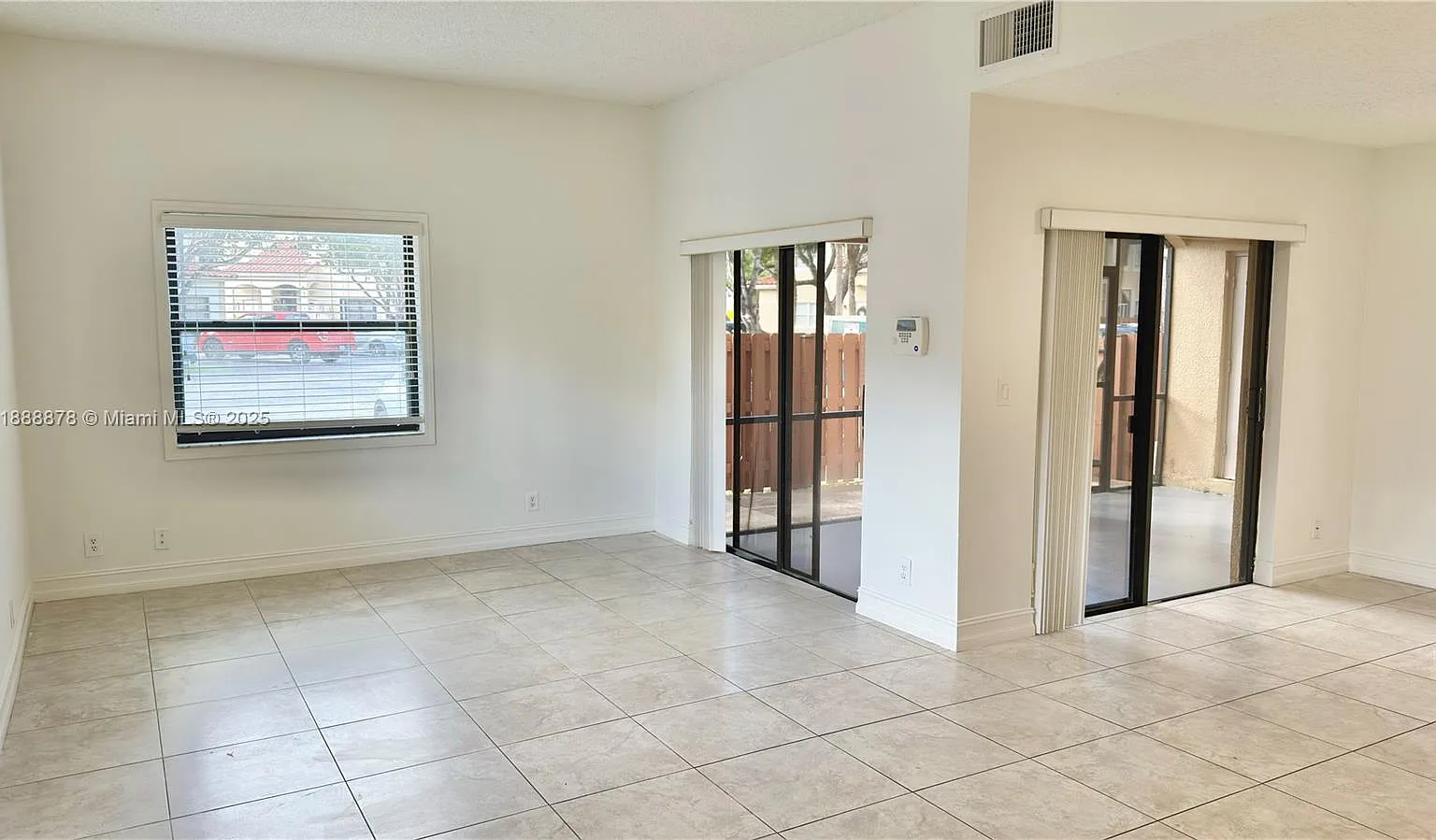 3 bed, 2.5 bath, 1400 sqft, $3,160 — Photo 2