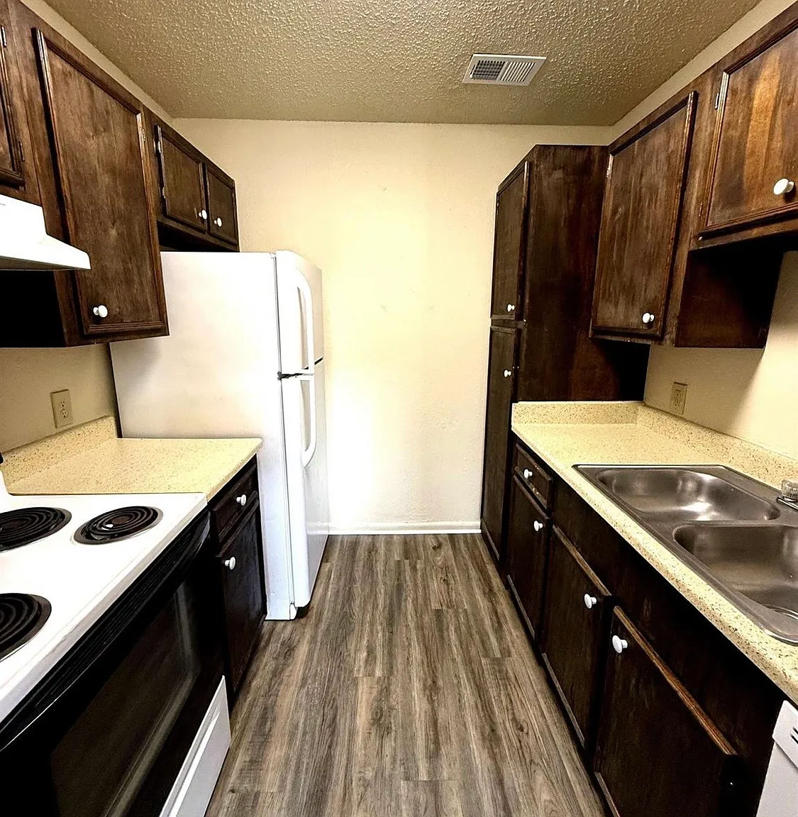 2 bed, 1.5 bath, 1094 sqft, $1,295 — Photo 3