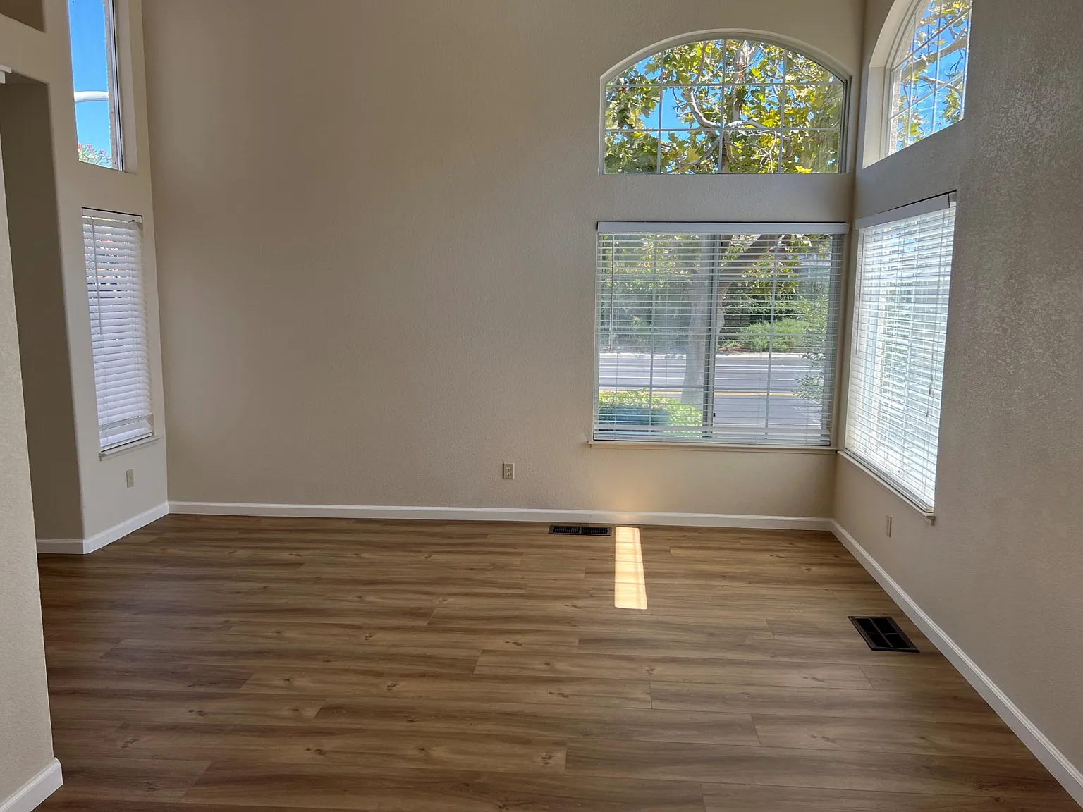 4 bed, 2115 sqft, $3,475 — Photo 3