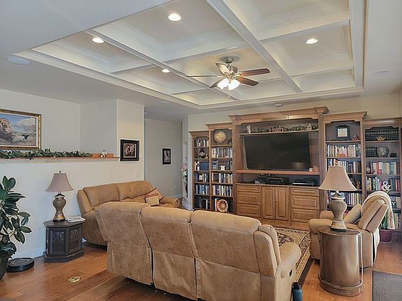 4th image of 617 W Center St