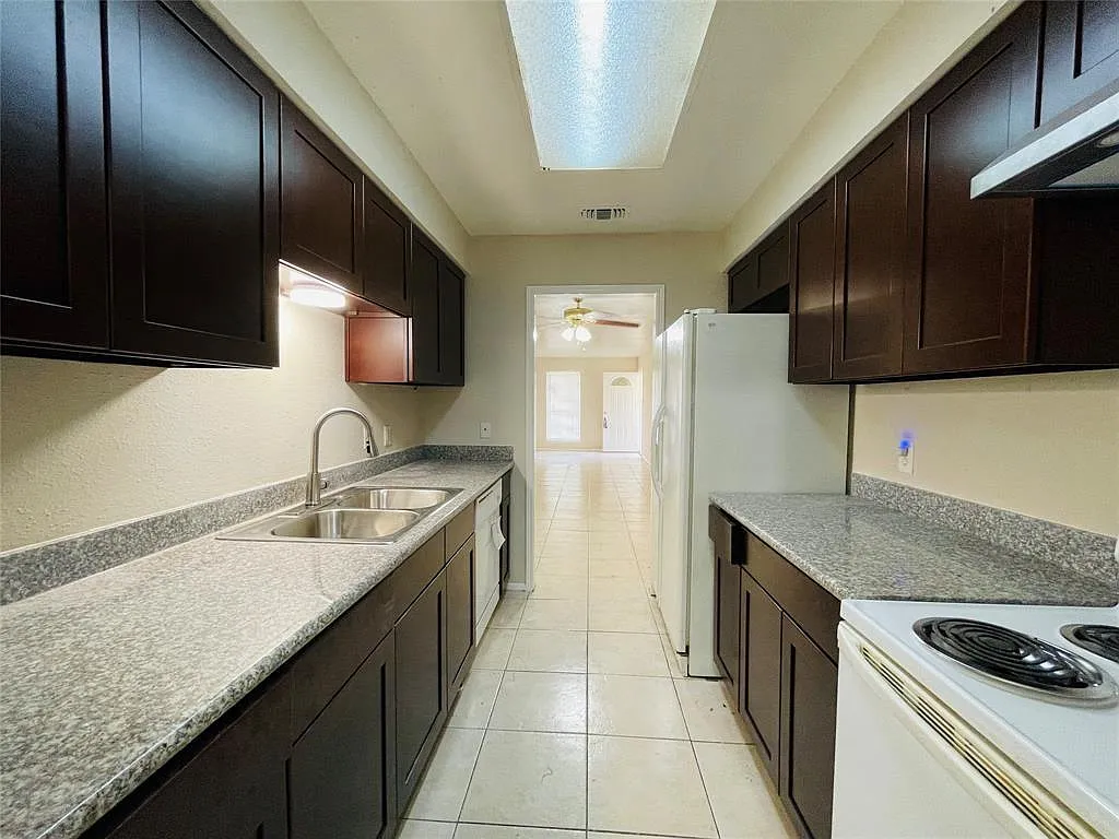 2 bed, 2.0 bath, 1300 sqft, $1,345 — Photo 4