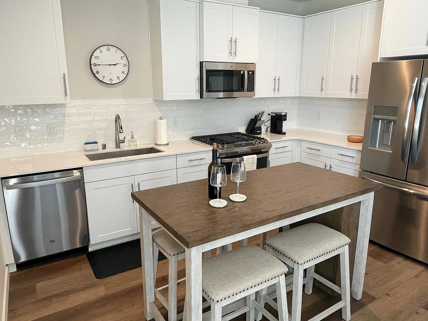 2355 Victoria Ave — Photo 3
