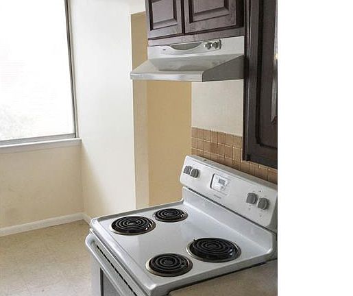 3rd image of 301 Colony Dr