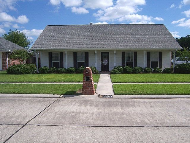 1st image of 300 Laurel Dr