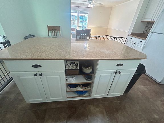 5th image of 160 Hill Cir