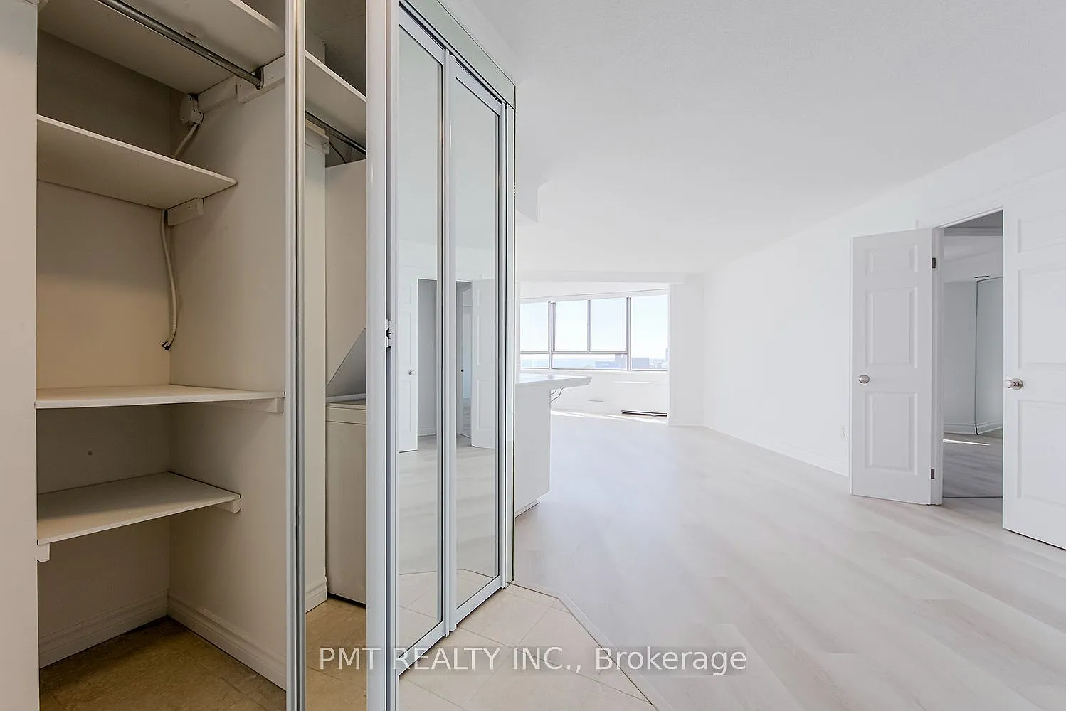 270 Queens Quay W — Photo 4