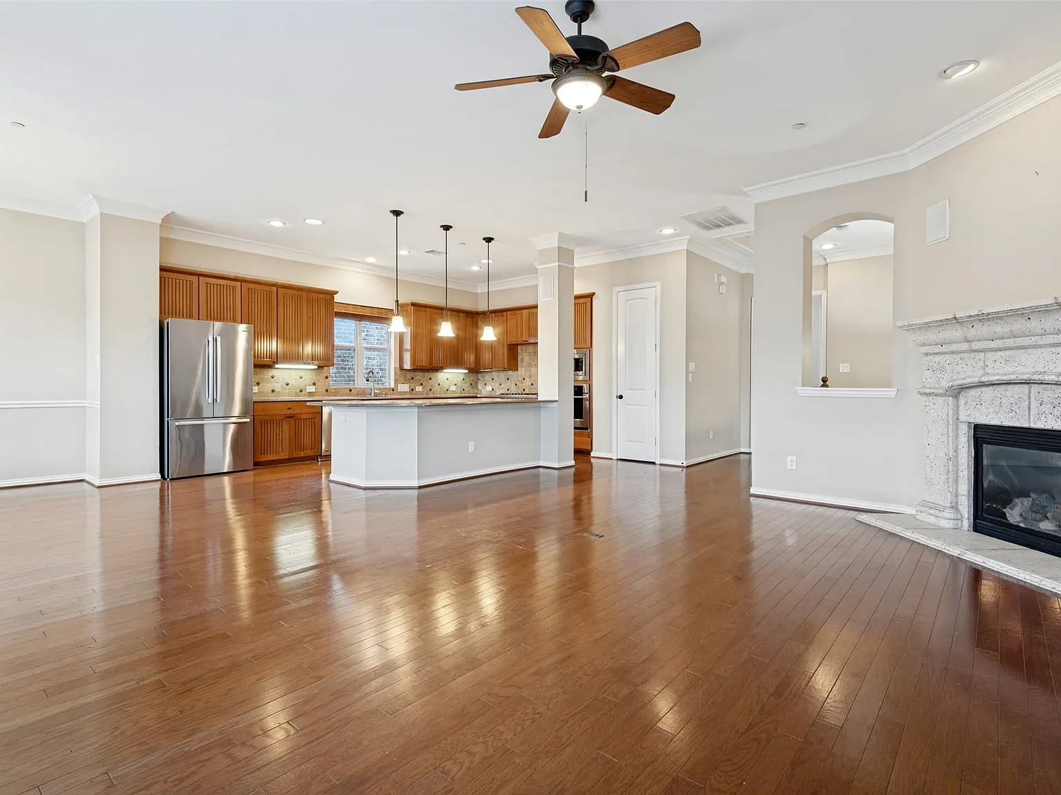 3 bed, 2.5 bath, 2309 sqft, $3,800 — Photo 2