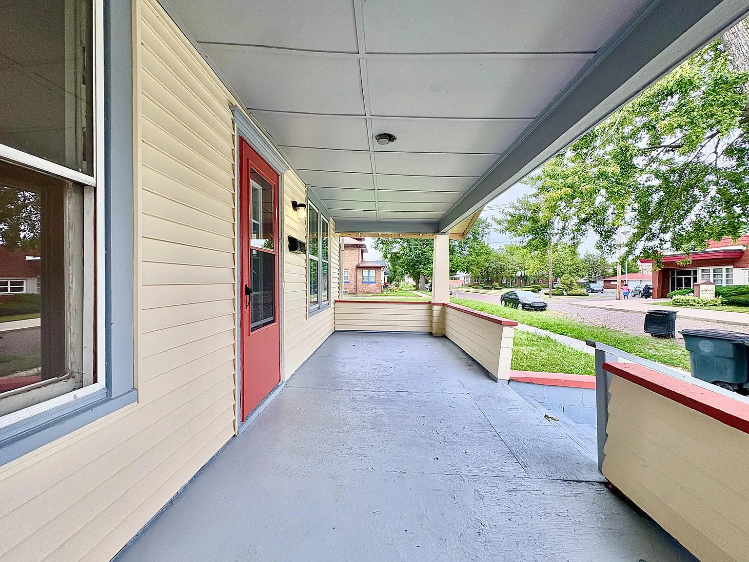 3 bed, 1.5 bath, 1352 sqft, $1,400 — Photo 2