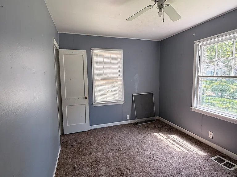 2411 S Beacon St — Photo 13