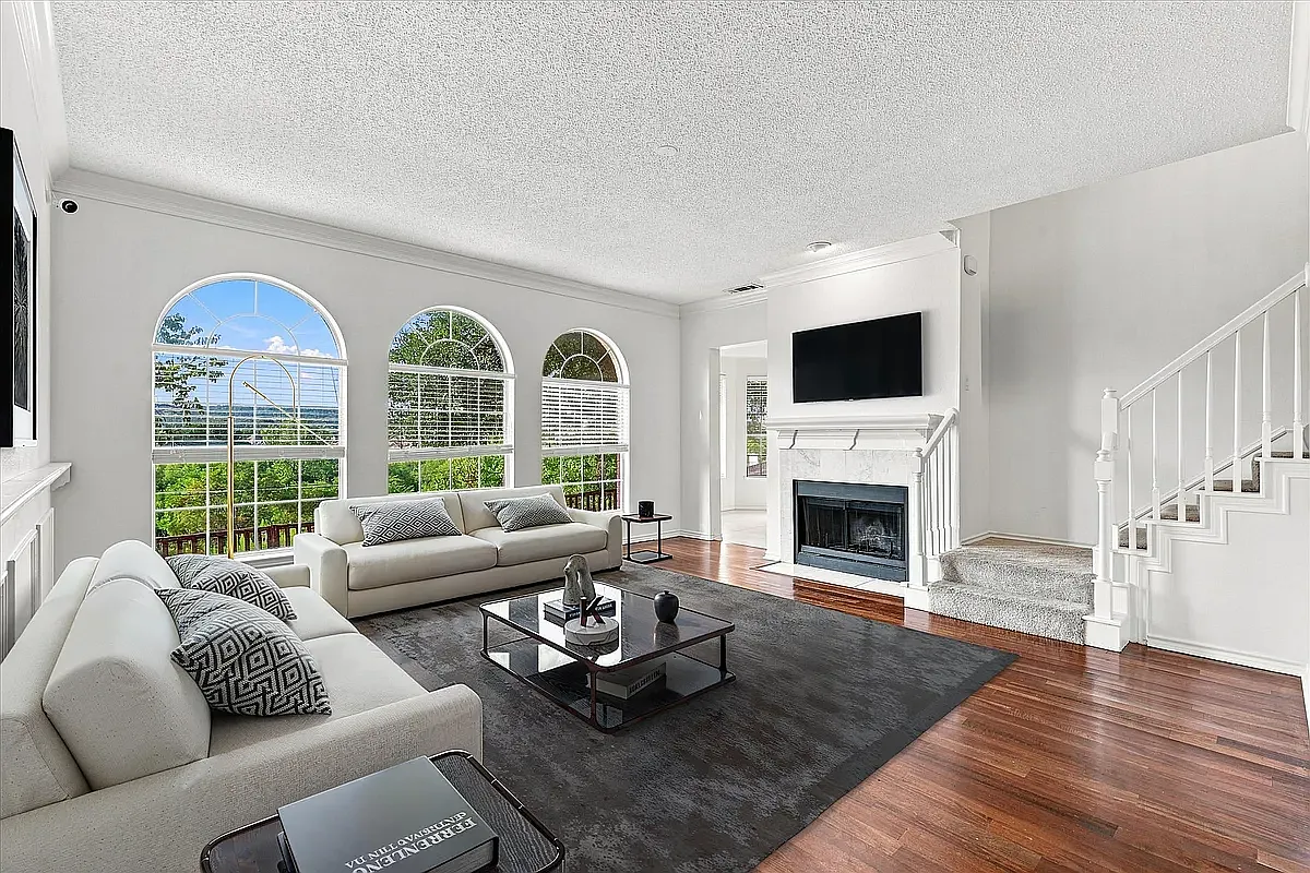 4 bed, 2.5 bath, 2694 sqft, $2,800 — Photo 3