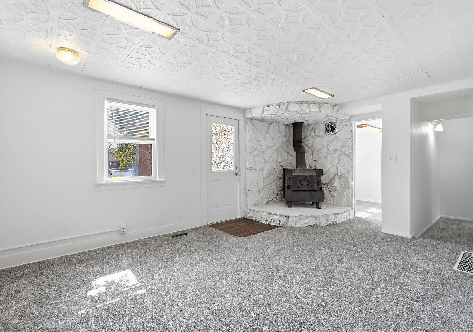 Cute, 3 Bedroom Centrally Located Bungalow — Photo 2