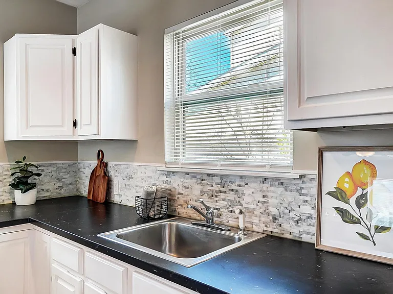 147 Whitethorne Ave — Photo 7