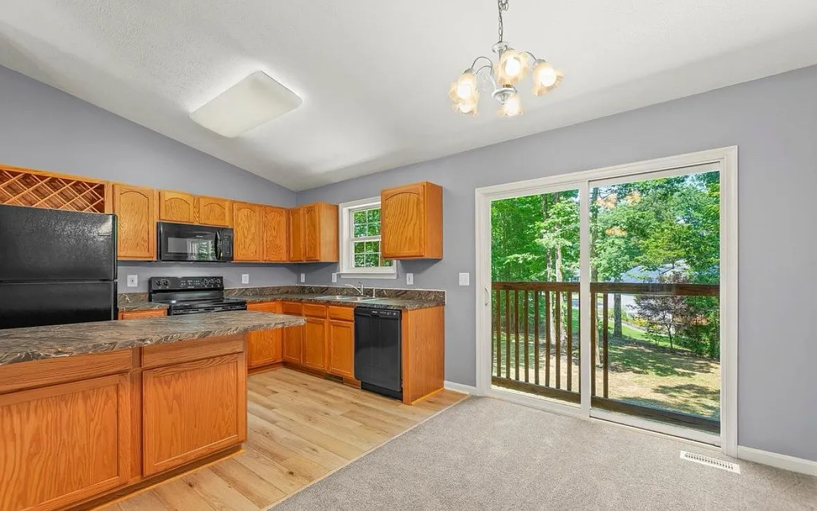 4 bed, 2.5 bath, 1539 sqft, $2,500 — Photo 3