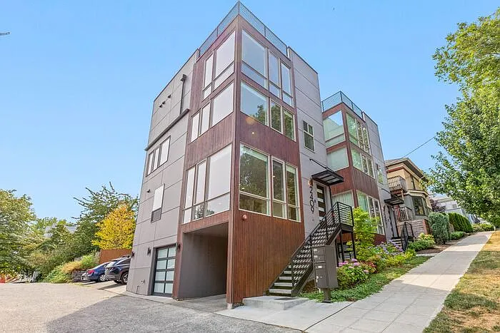 2409 E Thomas St — Photo 36