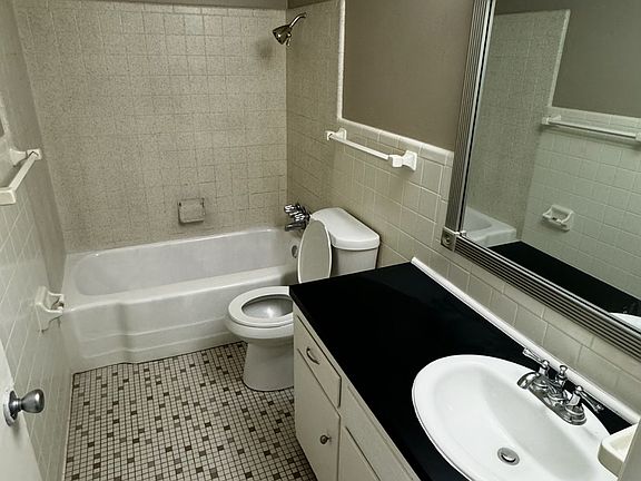 5th image of 2201 Scott St APT 8