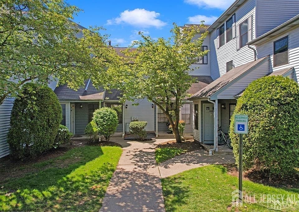 2nd image of 1308 Woodbridge Commons Way