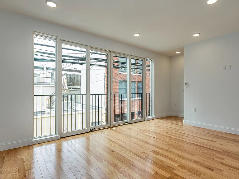 521 Court St — Photo 9
