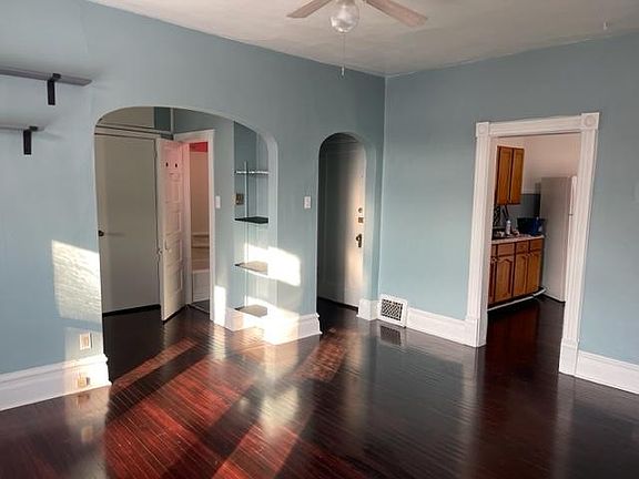 4th image of 925 E Logan Ave #2