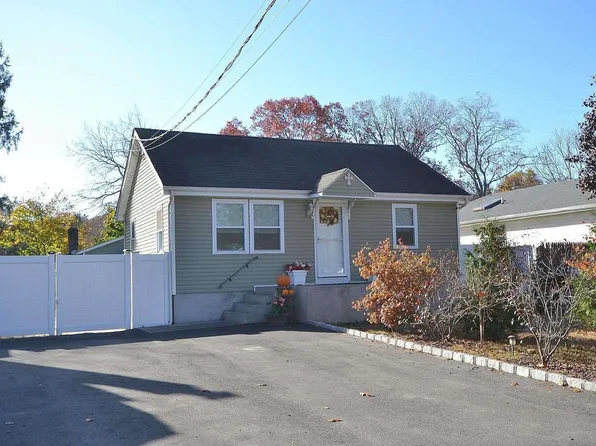 10 Maplewood Avenue, Selden, NY 11784