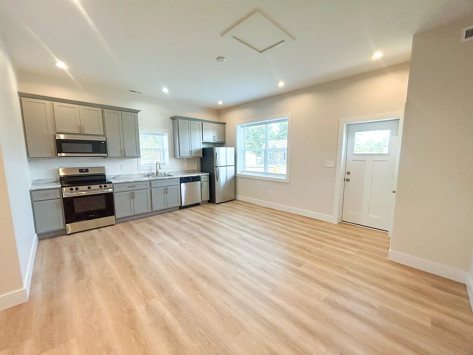 3 bed, 900 sqft, $1,550 — Photo 3