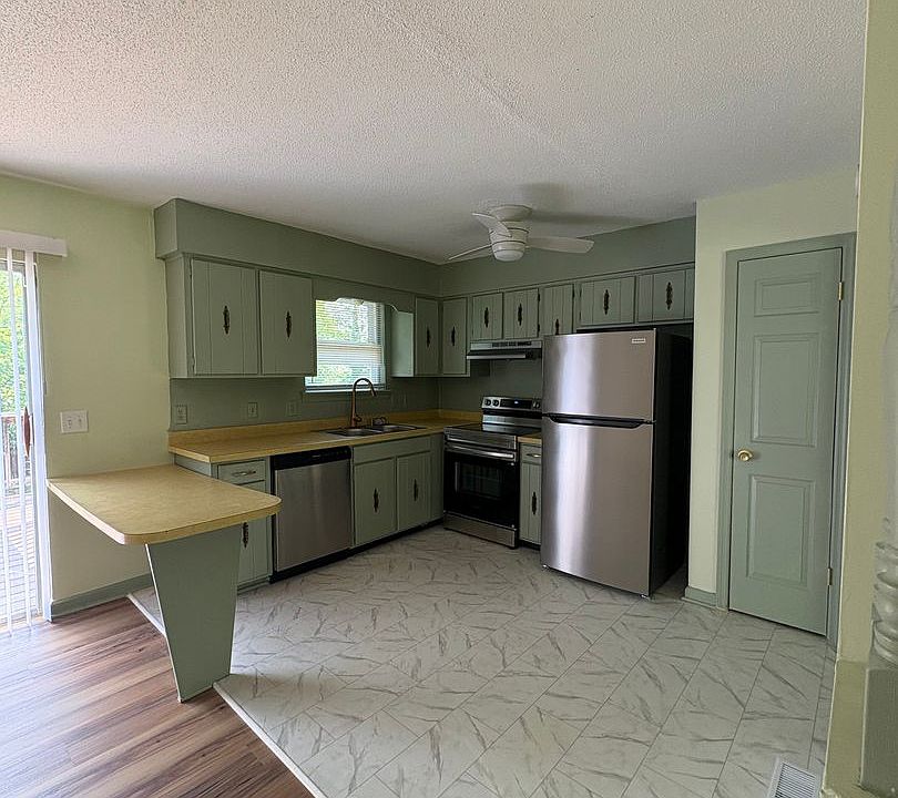 1st image of 825 S Valley Wood Cir
