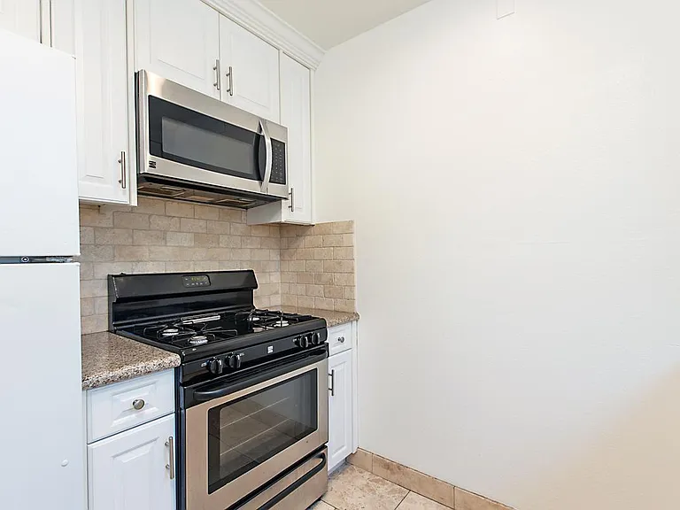 4033 Wilson Ave — Photo 4