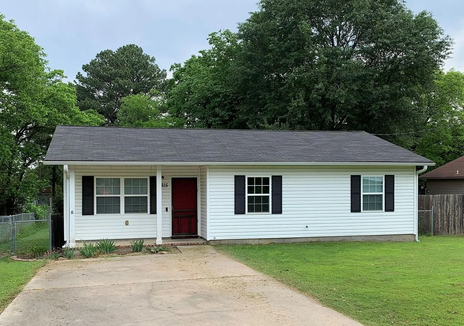 Come take a look at this cute 3 bedroom 1.5 bathroom home! — Photo 1