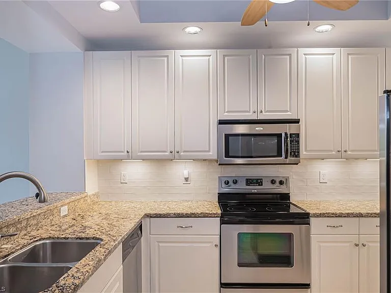 5068 Annunciation Cir #209 — Photo 11