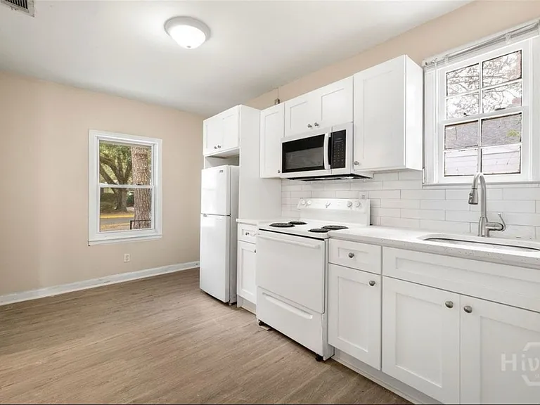 1323 E 55th St #1323 — Photo 3
