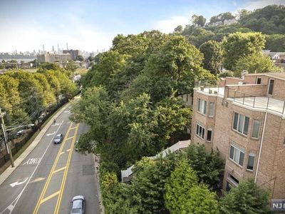 1216 River Rd, Edgewater, NJ, 07020