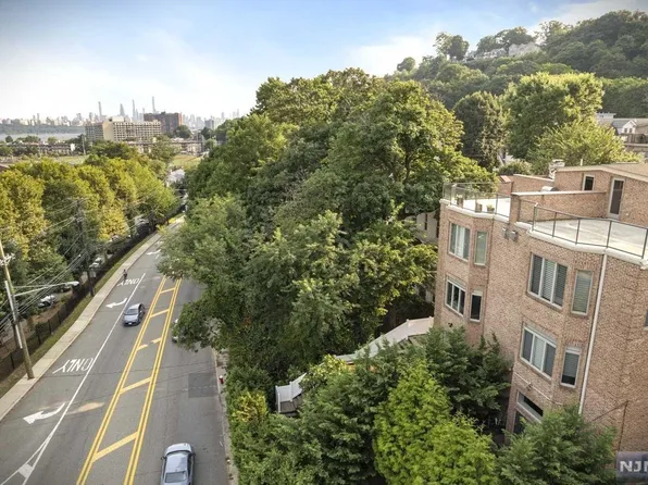 1216 River Rd, Edgewater, NJ 07020