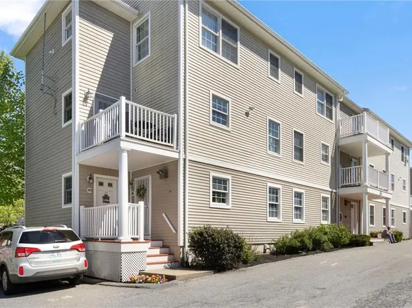 231 Maple Ave APT 201, Newport, RI 02840