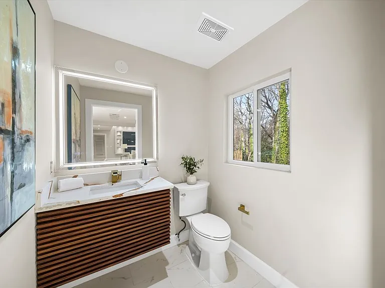 250 Bruton Way — Photo 9