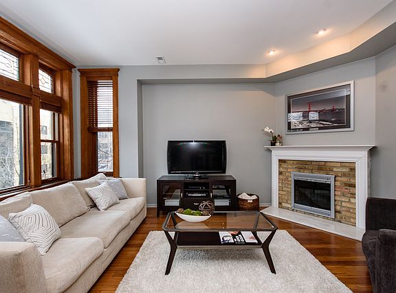 3rd image of 4010 N Clarendon Ave #2A