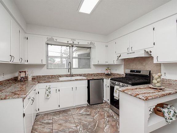 3rd image of 731 Dunwick Ln
