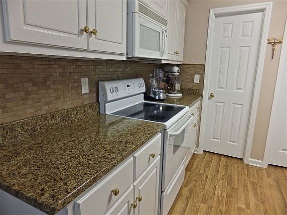 3rd image of 1126 Carriage Dr